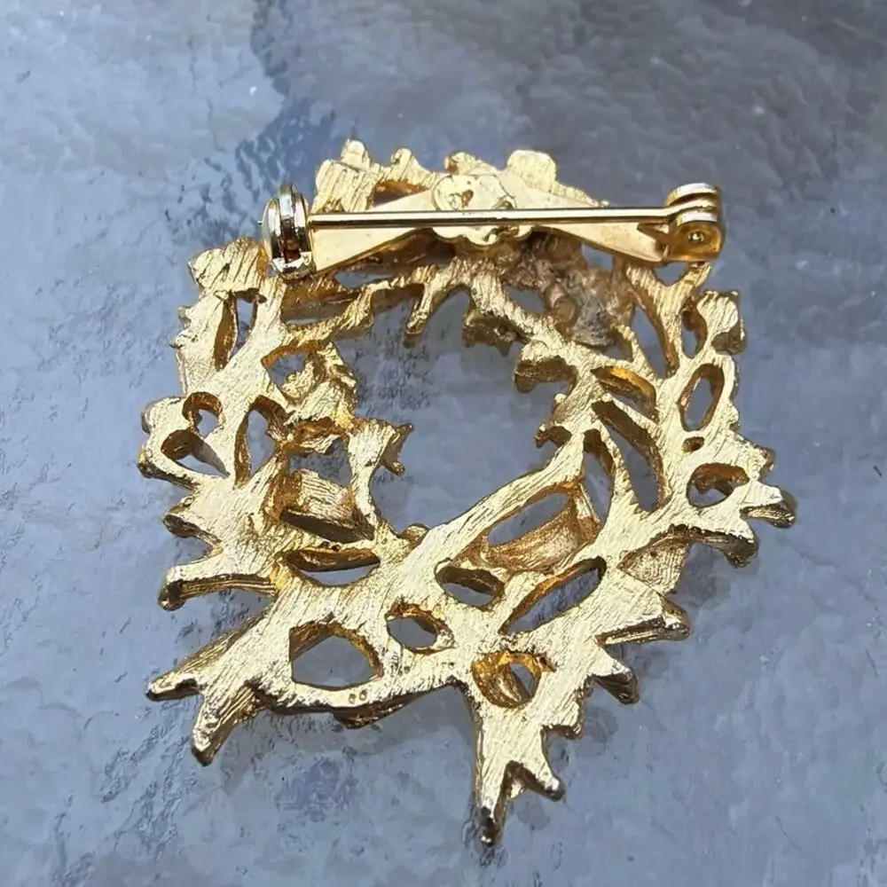 Vintage gold tone Christmas Wreath brooch